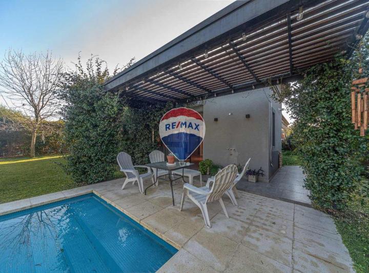 Casa · 214m² · 7 Ambientes · 2 Cocheras