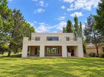 Casa · 260m² · 6 Ambientes · 2 Cocheras · Venta - Casa con Tres Dorm., Jardín y Cochera en Estancia La Rinconada