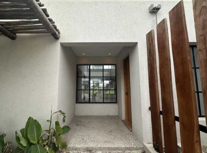 Casa · 260m² · 6 Ambientes · 2 Cocheras