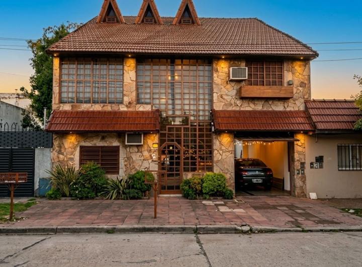 Casa · 260m² · 6 Ambientes · 2 Cocheras