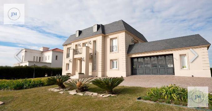 Casa · 257m² · 5 Ambientes · 2 Cocheras