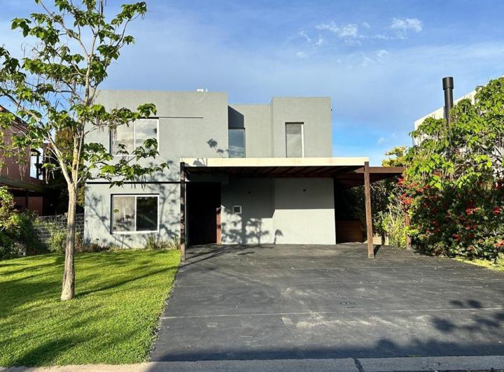Casa · 315m² · 6 Ambientes · 5 Cocheras
