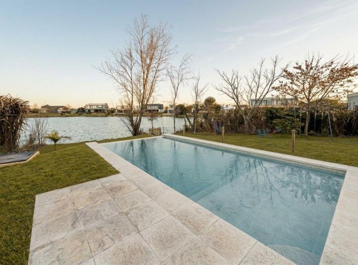 Casa · 174m² · 4 Ambientes · 2 Cocheras