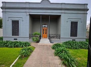 Casa · 234m² · 5 Ambientes · 3 Cocheras · Casa en Venta en Lomas de Zamora con Parque