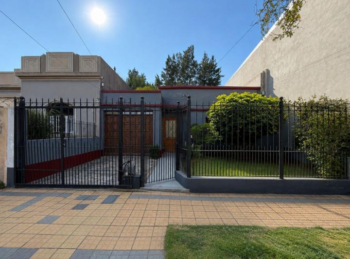 Casa · 210m² · 3 Ambientes · 2 Cocheras