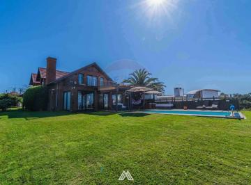 Casa · 220m² · 4 Ambientes · 3 Cocheras · Alquila Casa 4 Dorm Frente Al Mar. Villa Argentina