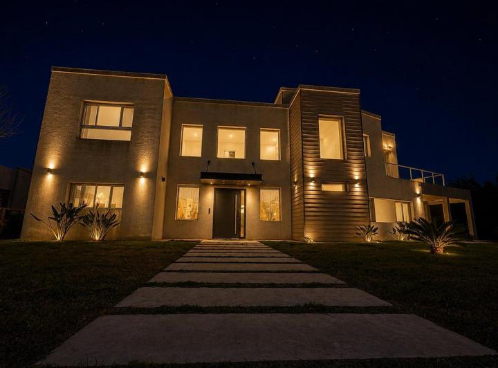 Casa · 285m² · 5 Ambientes · 2 Cocheras