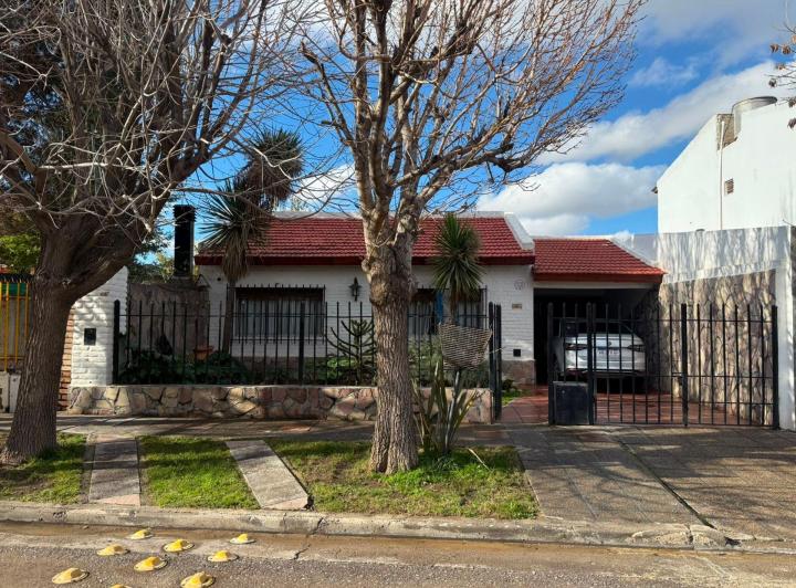Casa · 200m² · 5 Ambientes · 3 Cocheras