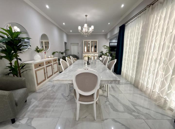 Casa · 376m² · 5 Dormitorios · 2 Cocheras