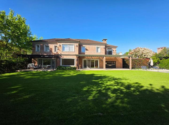 Casa · 450m² · 6 Ambientes · 2 Cocheras