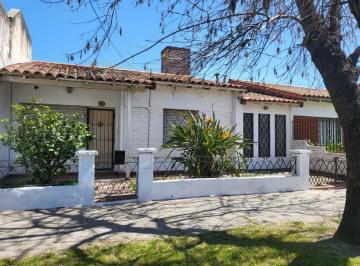 Casa de 3 ambientes, Lomas de Zamora · Casa de 180 m² con 2 Habitaciones en Alquiler en Banfield