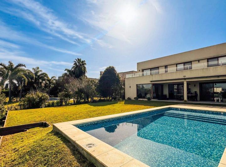 Casa · 350m² · 5 Ambientes · 2 Cocheras