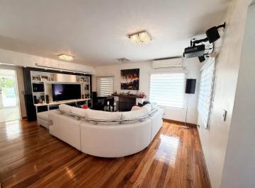 Casa · 220m² · 4 Ambientes · 2 Cocheras · Impecable Casa en Solar del Bosque