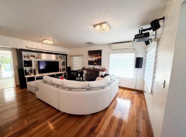 Casa · 220m² · 4 Ambientes · 2 Cocheras