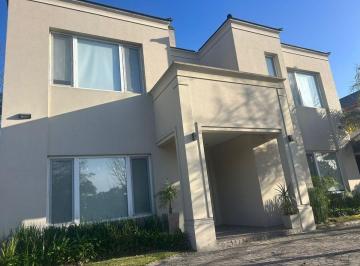 Casa · 290m² · 7 Ambientes · 2 Cocheras · Alquiler Temporario Casa en Bo Septiembre