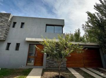 Casa · 106m² · 4 Ambientes · 2 Cocheras · Duplex 2 Dorm. en Alto de Belgrano Arguello Patio Asador