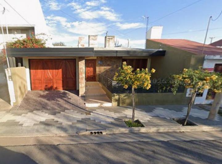 Casa · 330m² · 6 Ambientes · 1 Cochera