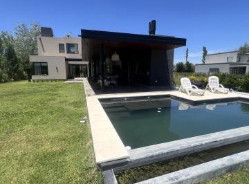 Casa · 290m² · 6 Ambientes · Amoblada Alquiler Casa en Puerto Roldan