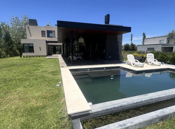 Casa · 290m² · 6 Ambientes