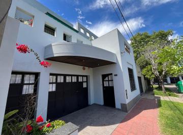 Casa · 190m² · 4 Ambientes · 1 Cochera · Excelente Casa de 3 Dorm. con Cochera en Venta