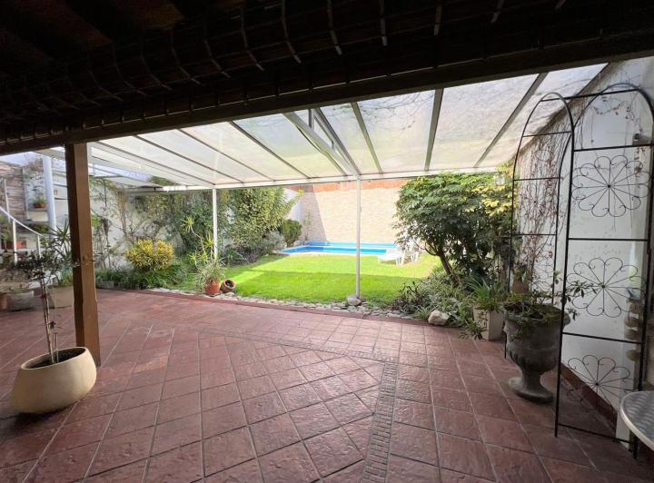 Casa · 214m² · 5 Ambientes · 2 Cocheras