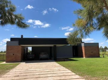 Casa · 198m² · 4 Ambientes · 2 Cocheras · Casa de 3 Dorm. en Venta en Brandsen
