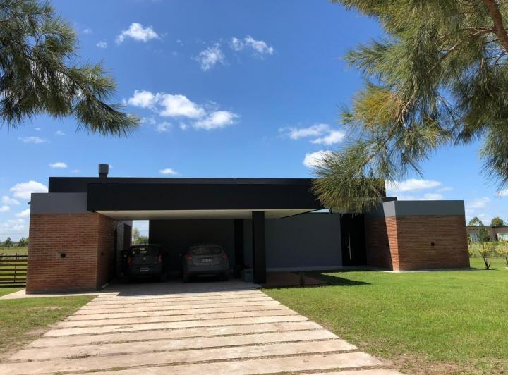 Casa · 198m² · 4 Ambientes · 2 Cocheras