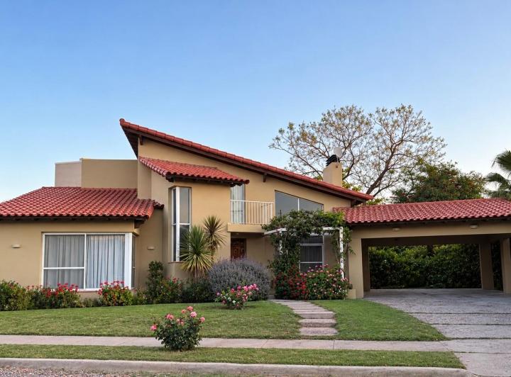 Casa · 450m² · 11 Ambientes · 2 Cocheras