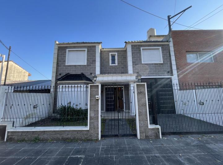 Casa · 250m² · 4 Dormitorios · 2 Cocheras