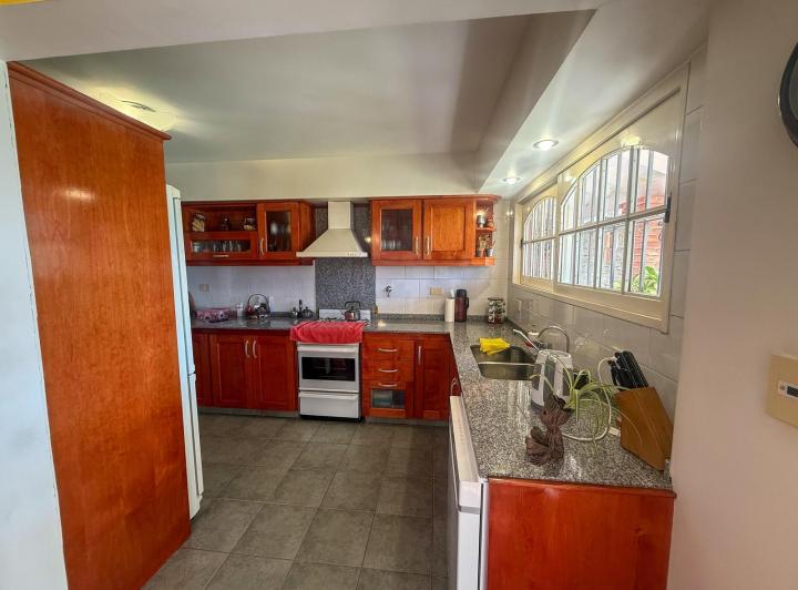 Casa · 300m² · 5 Ambientes · 2 Cocheras