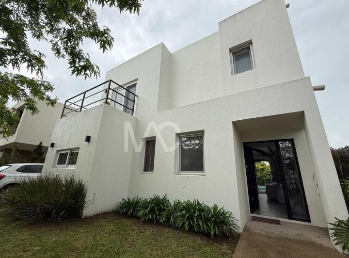 Casa · 170m² · 4 Ambientes · 2 Cocheras