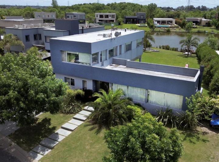 Casa · 253m² · 5 Ambientes · 3 Cocheras