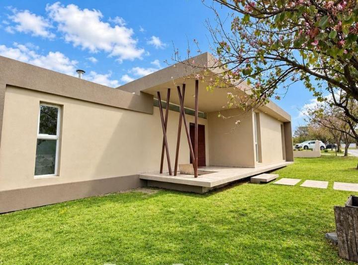 Casa · 180m² · 6 Ambientes · 1 Cochera