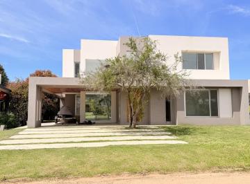Casa · 375m² · 5 Ambientes · 2 Cocheras · Exclusiva Casa de Categoría en Barrio Los Bretes – Colón Entre Ríos