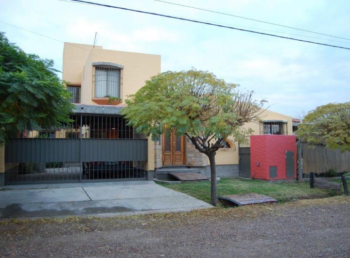 Casa · 331m² · 10 Ambientes · 2 Cocheras