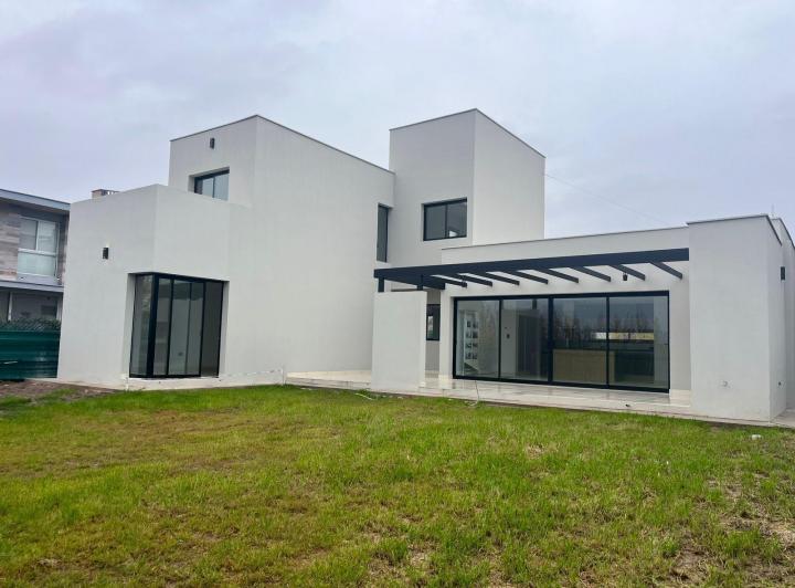 Casa · 165m² · 5 Ambientes · 2 Cocheras