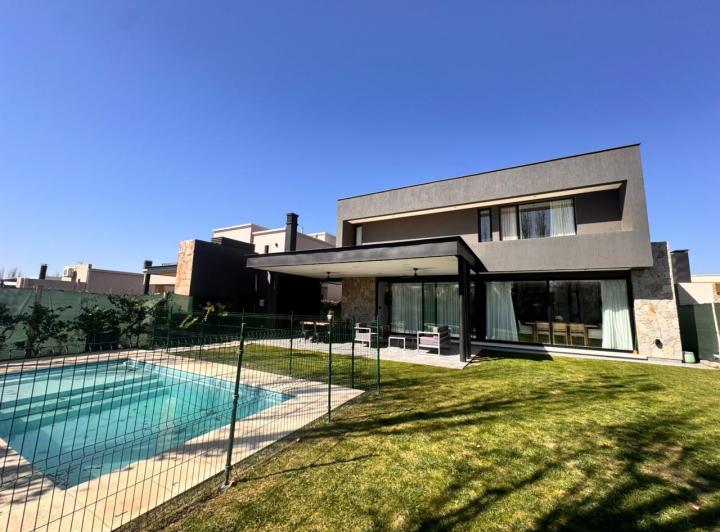 Casa · 320m² · 5 Ambientes · 2 Cocheras