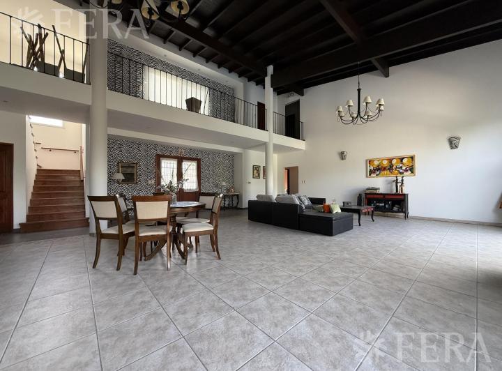Casa · 421m² · 8 Ambientes · 6 Cocheras