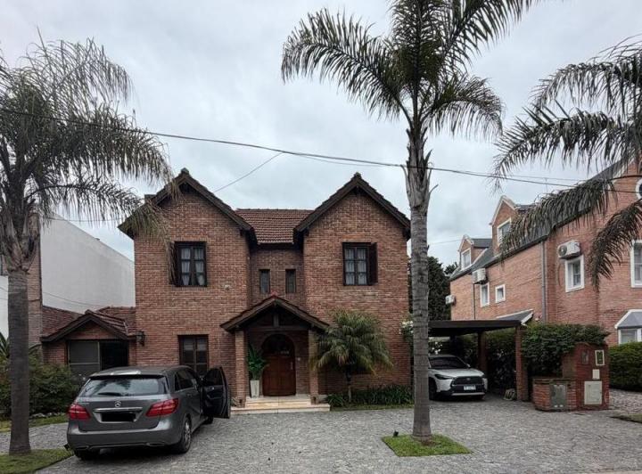 Casa · 280m² · 6 Ambientes · 4 Cocheras