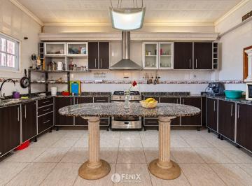 Casa · 1000m² · 6 Ambientes · 1 Cochera · Casa en Venta en Esquina de 4 Dorm. - Itaembé Miní (Cf1424)