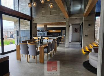 Casa · 463m² · 4 Dormitorios · 2 Cocheras · Cocucci Inmobiliaria Vende Casa en Maipu