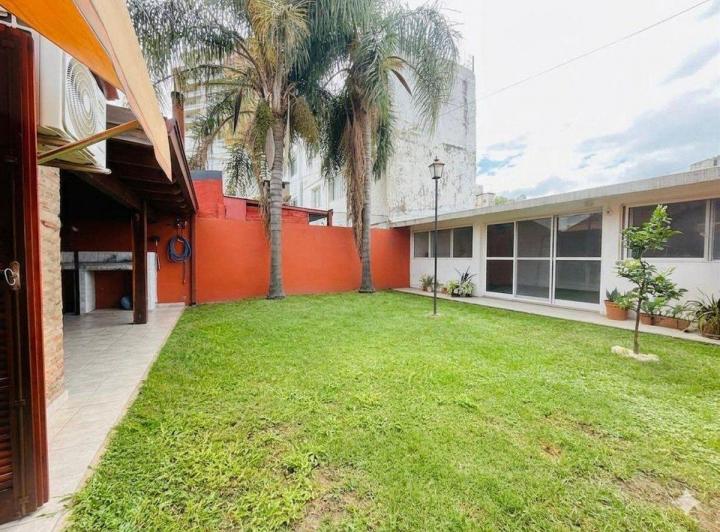 Casa · 231m² · 8 Ambientes · 1 Cochera