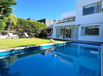 Casa · 140m² · 5 Ambientes · 2 Cocheras · Casa en Casas de Santa Maria