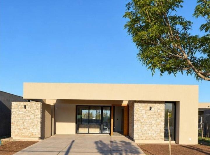Casa · 223m² · 8 Ambientes · 1 Cochera