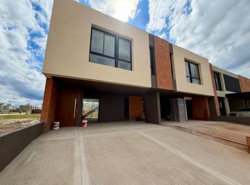 Casa · 140m² · 3 Ambientes · 2 Cocheras · Duplex en Venta y Financiado en Brisas de Manantiales