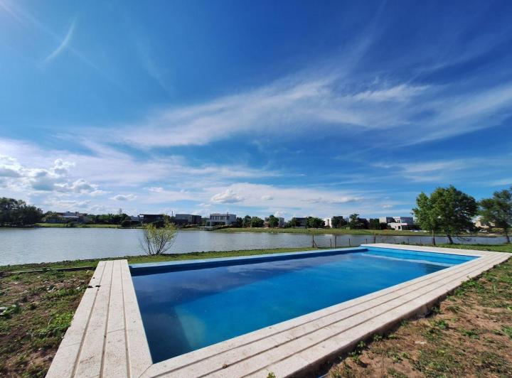 Casa · 250m² · 7 Ambientes · 2 Cocheras