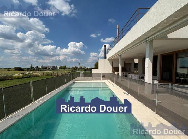 Casa · 220m² · 5 Ambientes · 4 Cocheras