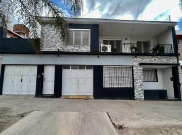 PH · 300m² · 5 Dormitorios · 1 Cochera · Alquiler de Casa Bajo El Regimen de PH (Propiedad Horizontal) Que Destaca por Su Versatilidad Para a