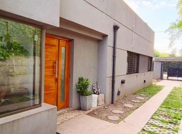 Casa · 445m² · 4 Ambientes · 5 Cocheras · Venta Casa 4 Ambientes El Pato Berazategui