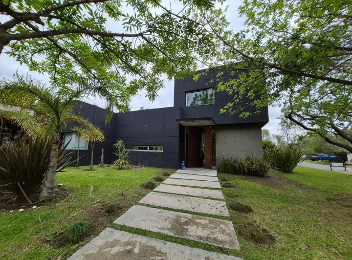 Casa · 700m² · 5 Ambientes · 3 Cocheras